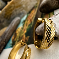 PIKA & BEAR - Artemis - Chevron Pattern Hoop Earrings - Gold