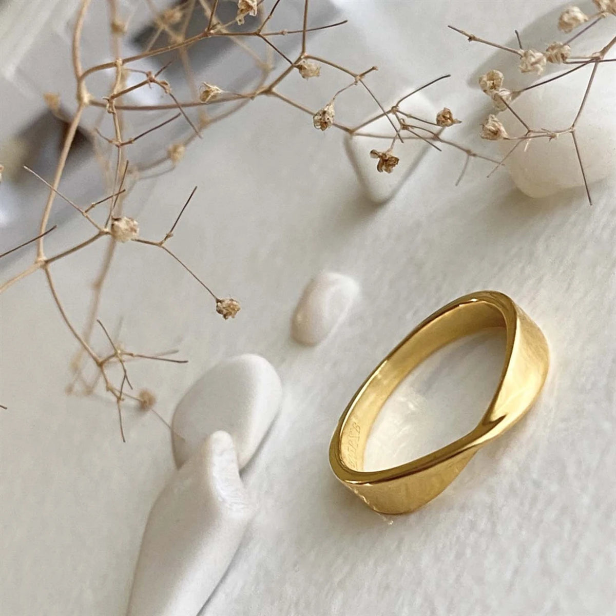 PIKA & BEAR - Moebius - Twisted Band Ring - Gold